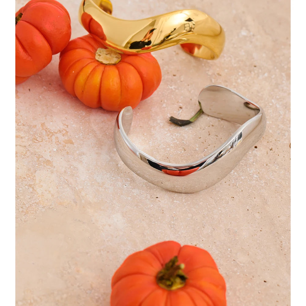 Sculpted Cuff in gold