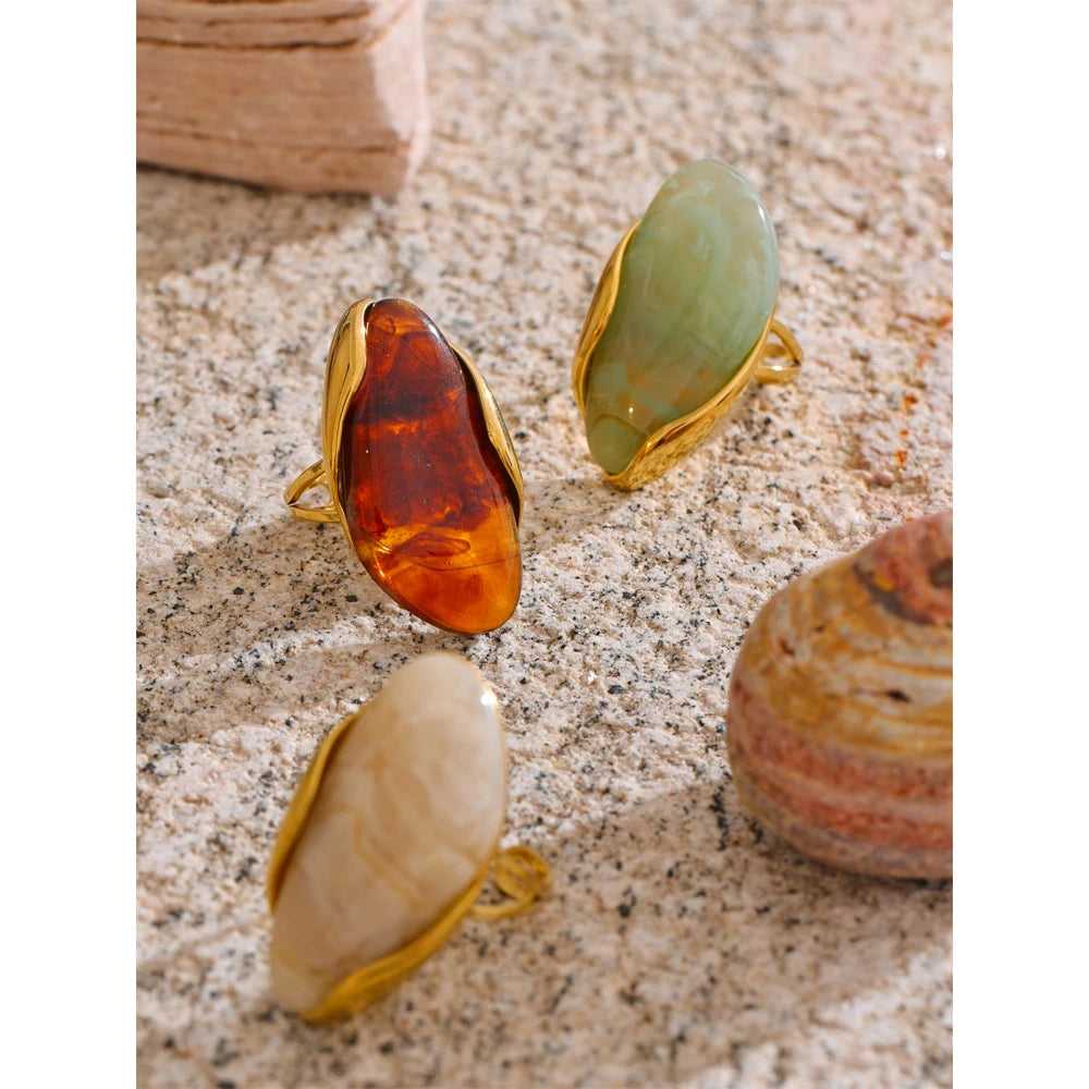 Pebble Ring in amber, green and beige resin on gold