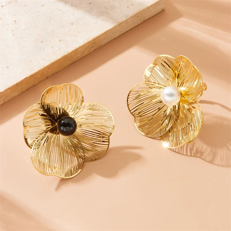 Camellia Bloom Ring in black and pearl