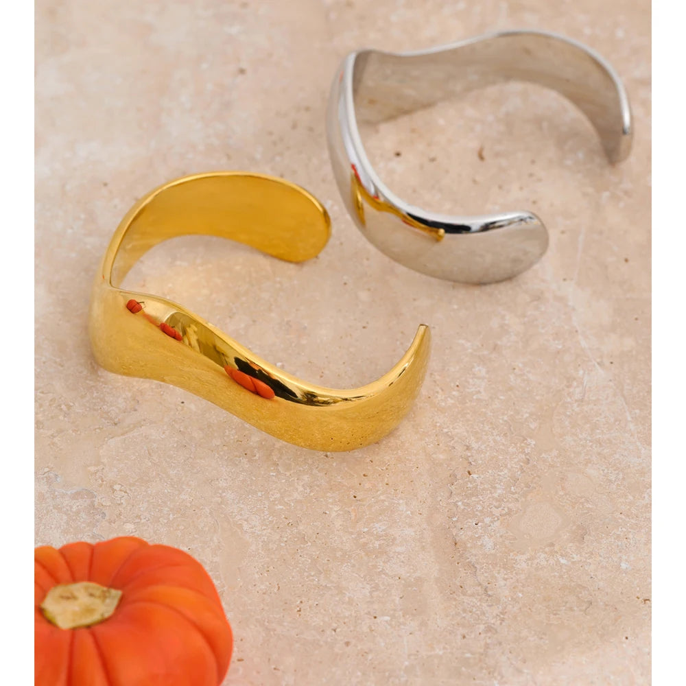 Sculpted Cuff detail