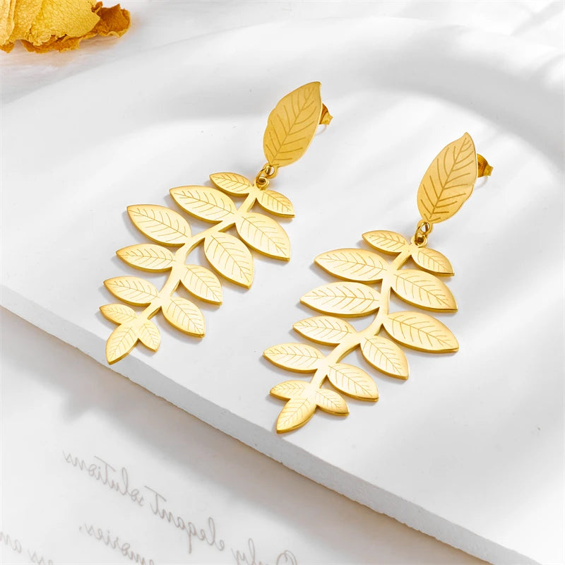 Golden Laurel Earrings, detail of the engraved leaves